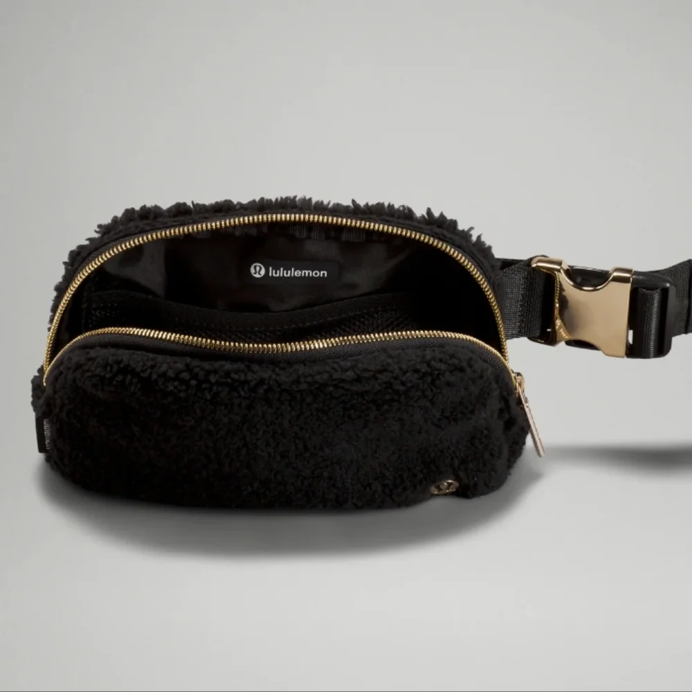 Lululemon Everywhere Fleece Belt Bag Black 1L NWT - Picture 3 of 7